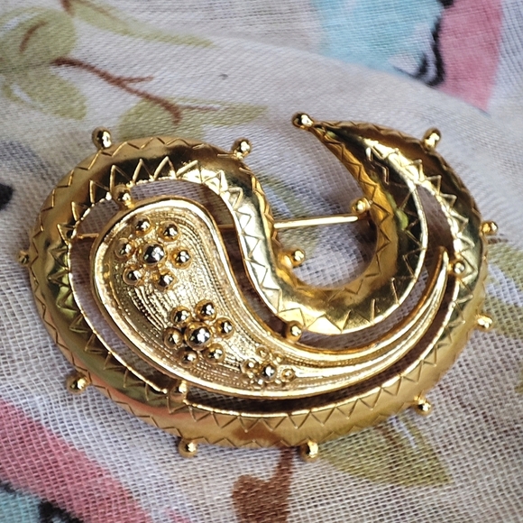 Paisley Gold Tone Electroplate Unsigned Unisex Vintage Brooch Pin Open Cut - Picture 5 of 8